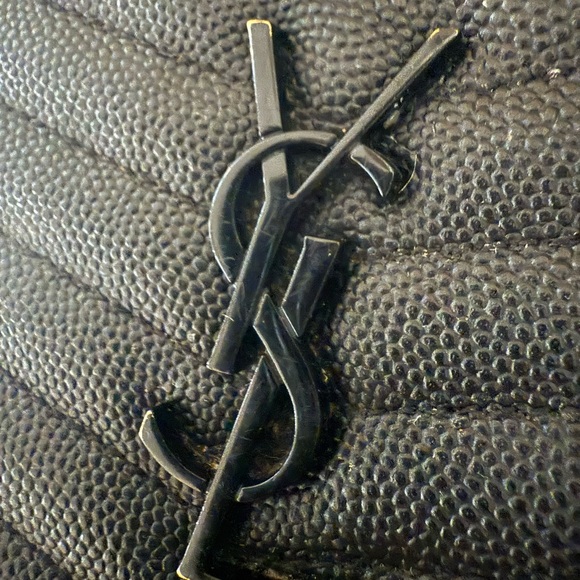 Saint Laurent Paris YSL Monogram Chevron
Mini Lou Bag in peppeled black leather - Picture 5 of 15